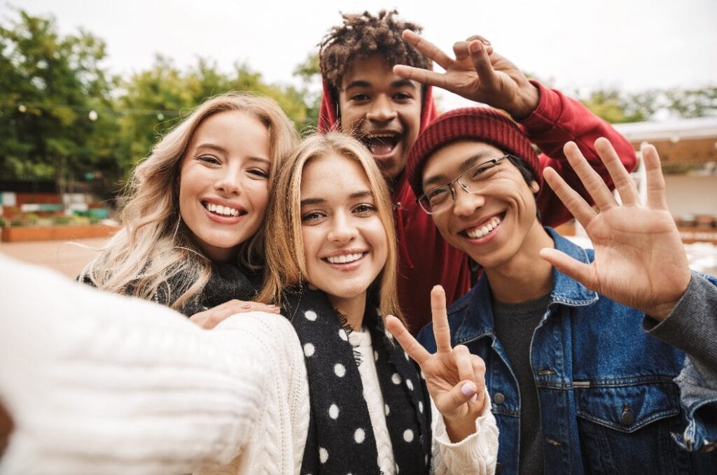 Gruppe fröhlicher, multiethnischer Freunde - Teenager