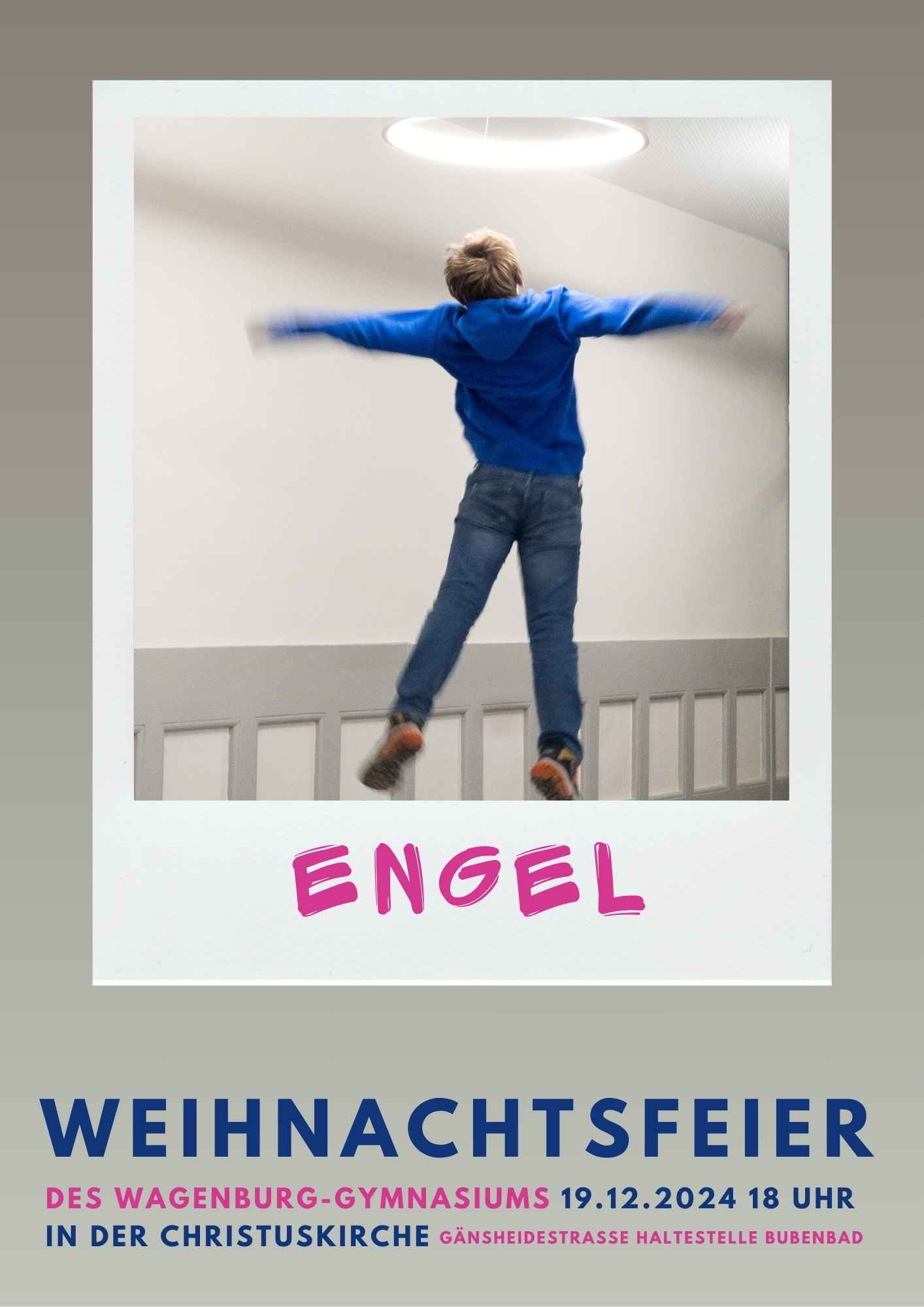 Ein Kind im blauen Hoodie springt, weisse Wand im Hintergrund, mit dem Text "Engel".